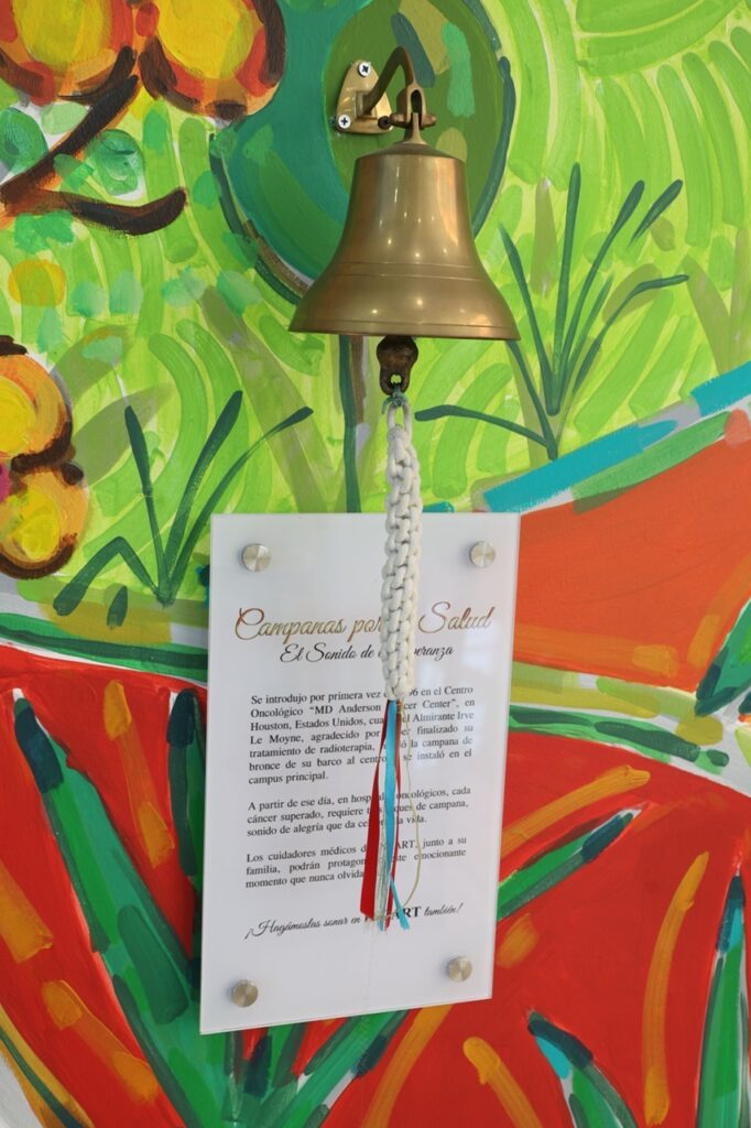 Campana de la Esperanza que es tocada por los niños cuando terminan su tratamiento por cáncer infantil. Alexis Monegro