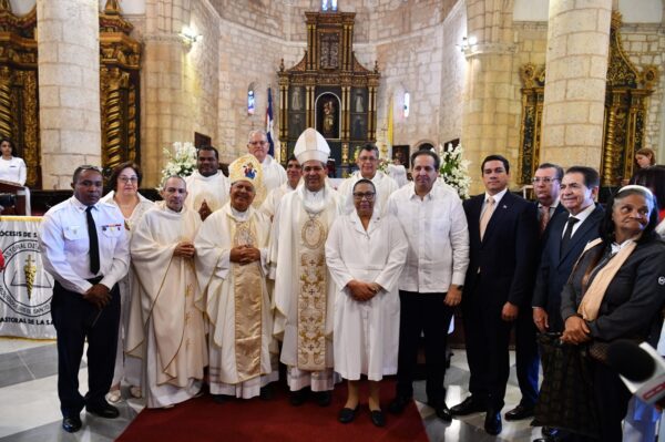 Carlos Morel, arzobispo coadjutor; Víctor Atallah, ministro de Salud y Sor María Trinidad Ayala de la Pastoral de la Salud al finalizar la eucaristía por el Día Mundial del Enfermo.