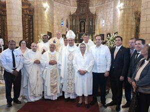 Carlos Morel, arzobispo coadjutor; Víctor Atallah, ministro de Salud y Sor María Trinidad Ayala de la Pastoral de la Salud al finalizar la eucaristía por el Día Mundial del Enfermo. Guillermo Burgos.