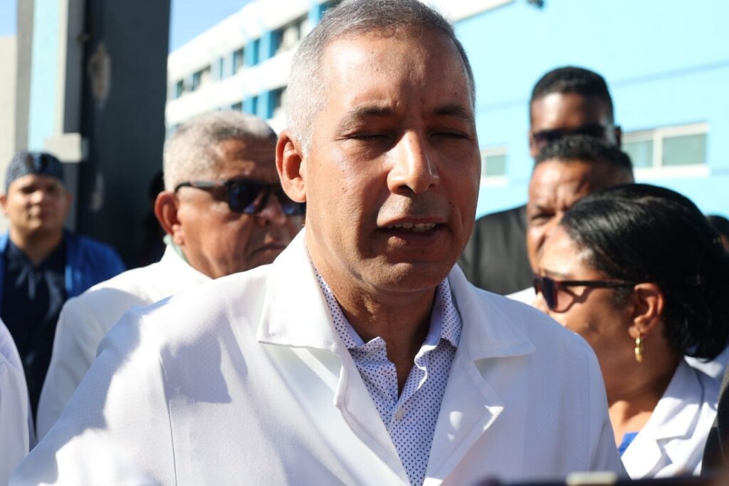 Cristian Díaz, pediatra y emergenciólogo, que fue apresado por policías mientras desempeñaba sus labores en el hospital pediátrico. Alexis Monegro. 