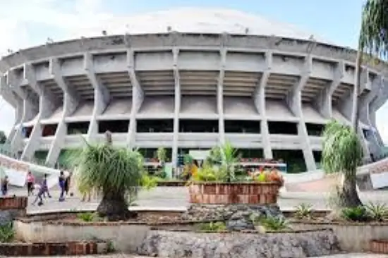 Fachada del coliseo Carlos “Teo” Cruz, ubicado en el ensanche La Fe, en Santo Domingo.
