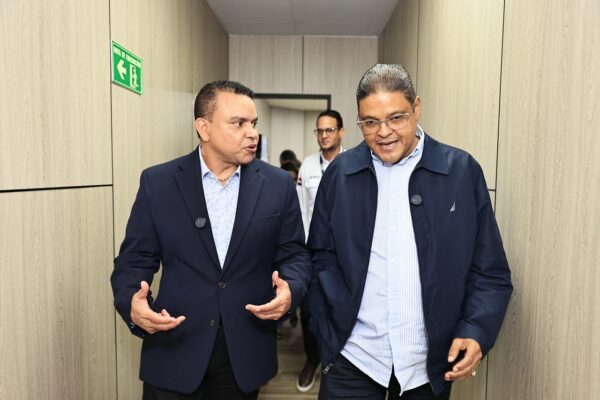 Director del SNS, Julio Landrón y director de la DAEH, Juan Manuel Méndez, buscan fortalecer atención prehospitalaria y emergencias.