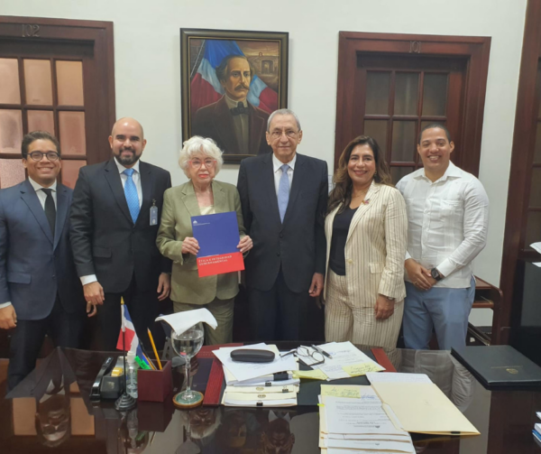 La directora general de Ética e Integridad Gubernamental, Milagros Ortiz Bosch entrega el anteproyecto
