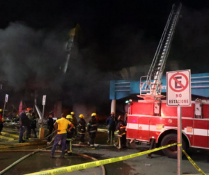 Bomberos intentan sofocar el incendio