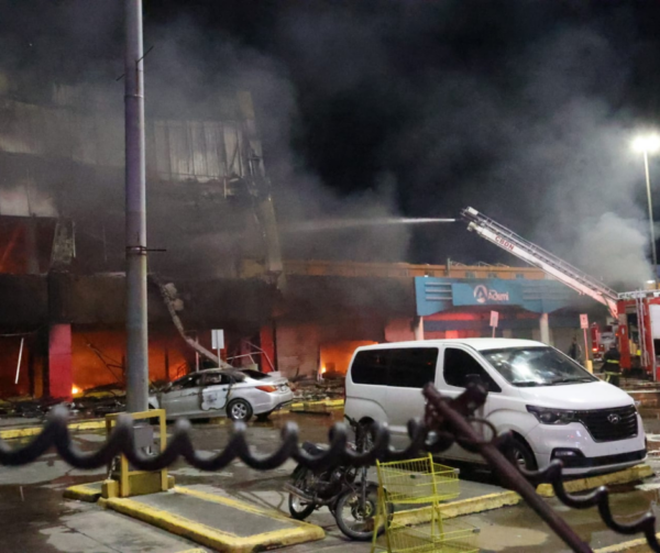 Alrededor de 10 unidades del Cuerpo de Bomberos de Santo Domingo trabajan intensamente para sofocar el incendio