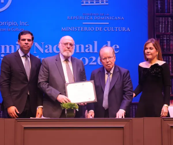 Pedro Vergés junto a José Luis Corripio Estrada, Ana Corripio y el ministro Roberto Salcedo,