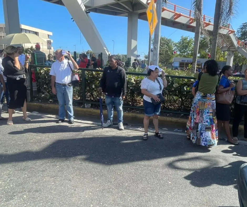 Apagón paraliza el Metro; usuarios caminan y expresan indignación por falta de autobuses