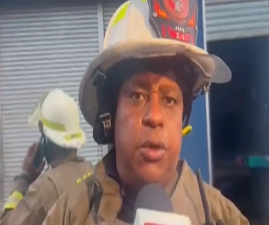 Bomberos sofocan incendio en Garrido y comienzan remoción de escombros