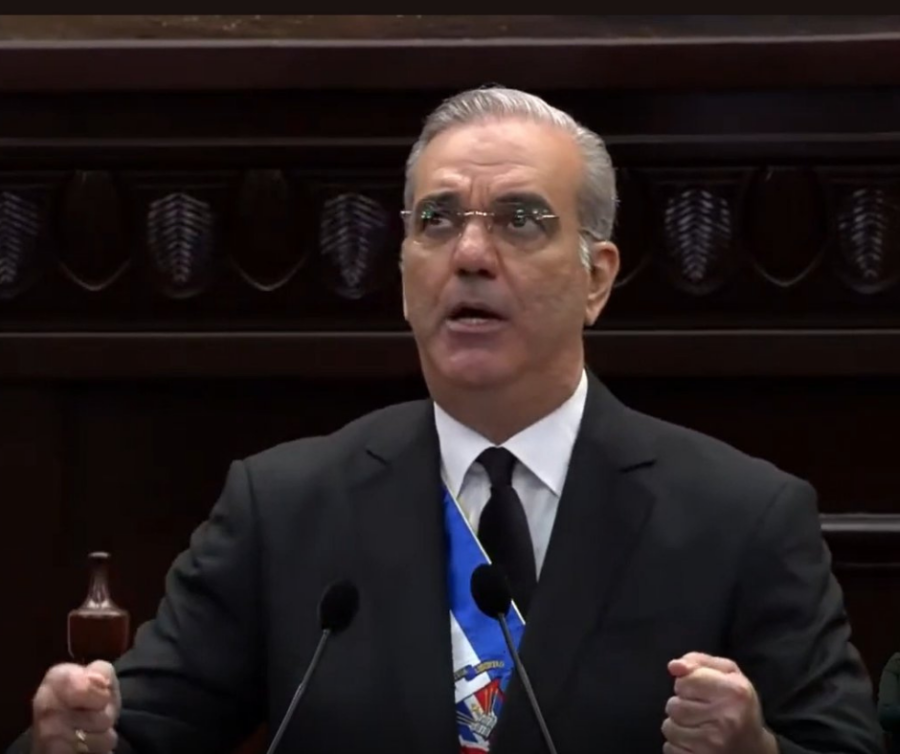 Presidente Luis Abinader menciona a su padre en el discurso.-