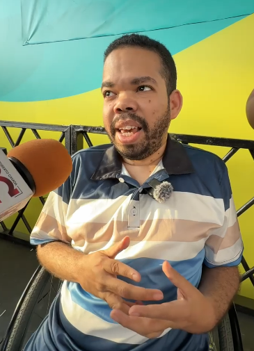 Durante la jornada se observa a personas con bastones, sillas de ruedas y acompañantes ubicadas en zonas adaptadas.