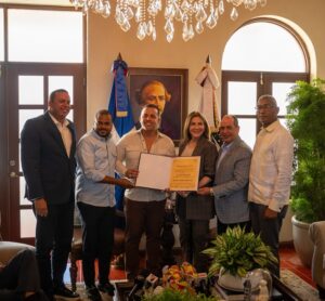 El Blachy mientras recibía su reconocimiento en el Distrito Nacional