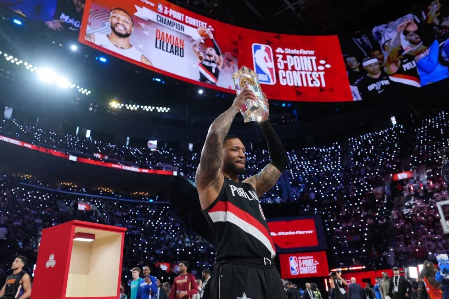El base de los Portland Trailblazers, Damian Lillard con su tercer trofeo de campeón