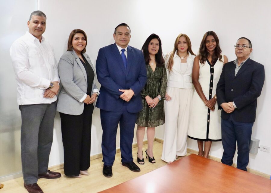 El director de la ONDA y la representante de la OMPI acompañados de encargados de departamentos de la ONDA.