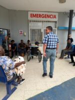 El doctor Julio Landrón visitó el Hospital Rodolfo de la Cruz Lora