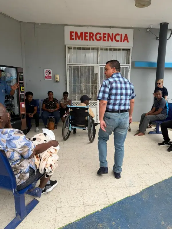 El doctor Julio Landrón visitó el Hospital Rodolfo de la Cruz Lora