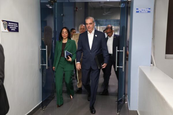 El presidente Luis Abinader junto a la ministra de Interior y Policía, Faride Raful