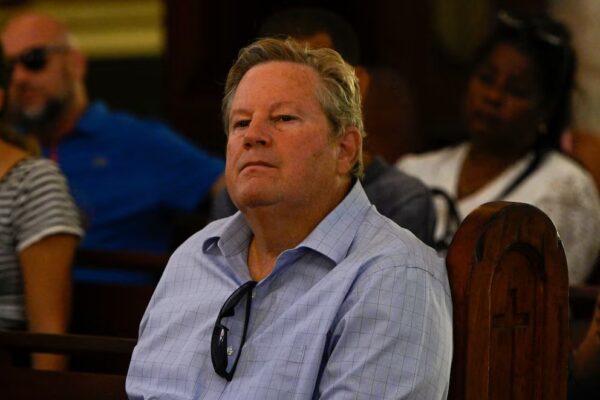 Mike Hammer, encargado de negocios de Estados Unidos en Cuba, asiste a una misa conmemorativa por la fallecida cantante de salsa cubana Celia Cruz en la Iglesia de Nuestra Señora de la Caridad en La Habana, Cuba, el 21 de octubre de 2025 (REUTERS