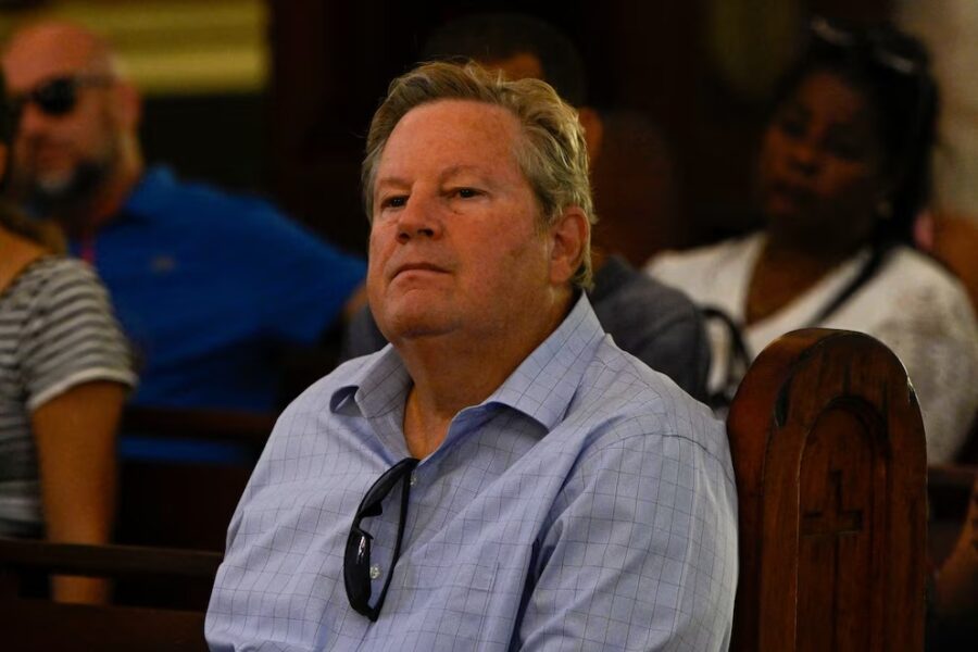 Mike Hammer, encargado de negocios de Estados Unidos en Cuba, asiste a una misa conmemorativa por la fallecida cantante de salsa cubana Celia Cruz en la Iglesia de Nuestra Señora de la Caridad en La Habana, Cuba, el 21 de octubre de 2025 (REUTERS