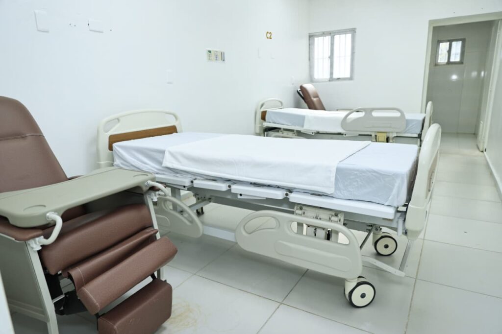 Espacio con camas y mueble para los pacientes y sus familiares.