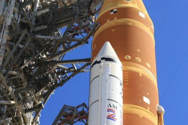 Esta imagen proporcionada por la NASA muestra el cohete lunar de la NASA en la plataforma del Centro Espacial Kennedy en Florida el jueves 19 de febrero de 2026