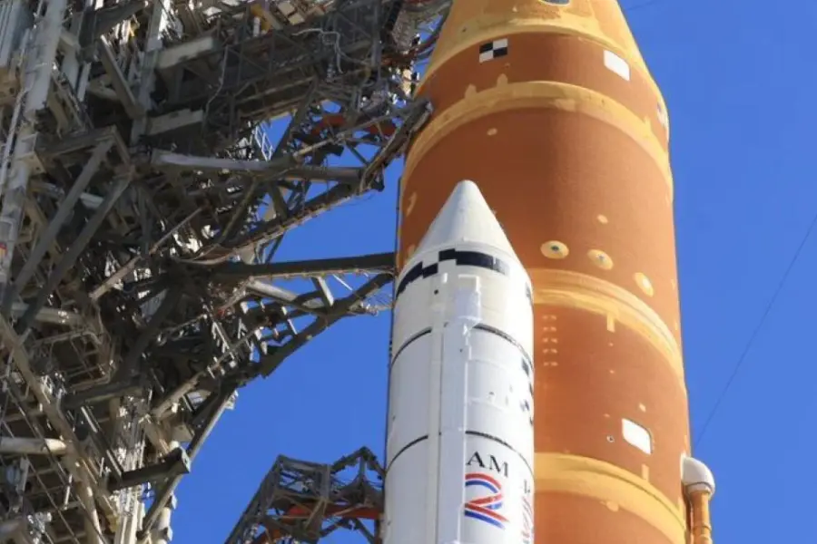 Esta imagen proporcionada por la NASA muestra el cohete lunar de la NASA en la plataforma del Centro Espacial Kennedy en Florida el jueves 19 de febrero de 2026