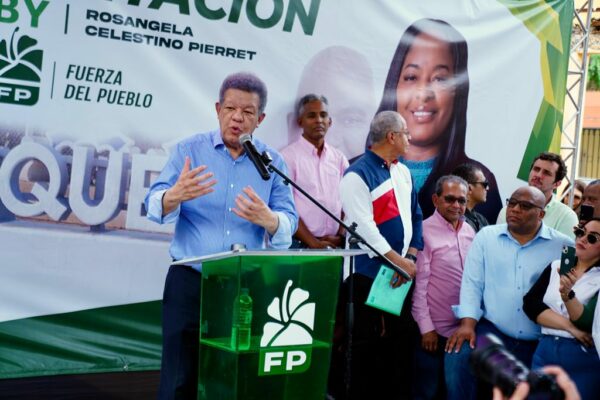 Leonel Fernández juramentó nuevos militantes.