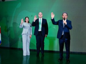 José del Castillo Saviñón, exsenador de la provincia Barahona (c) y Leonel Fernández Presidente de la Fuerza del Pueblo (d).