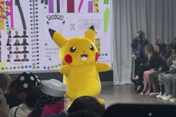 Los Pokémon invadieron este sábado la pasarela de la Semana de la Moda de Londres ('London Fashion Week') en su tercera jornada de la mano del diseñador neerlandés JimmyPaul.