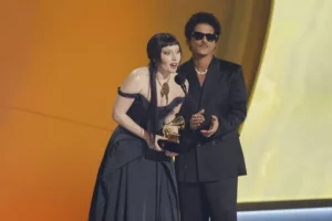 Fotografía de archivo de Lady Gaga y Bruno Mars tras ganar un premio Grammy.
