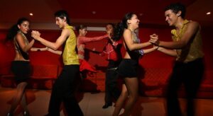 Grupo Bailando salsa