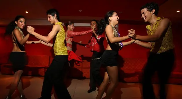 Grupo Bailando salsa
