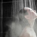Frente frío: no bañarse y ducharse con agua muy caliente perjudica la salud de la piel, advierte dermatóloga