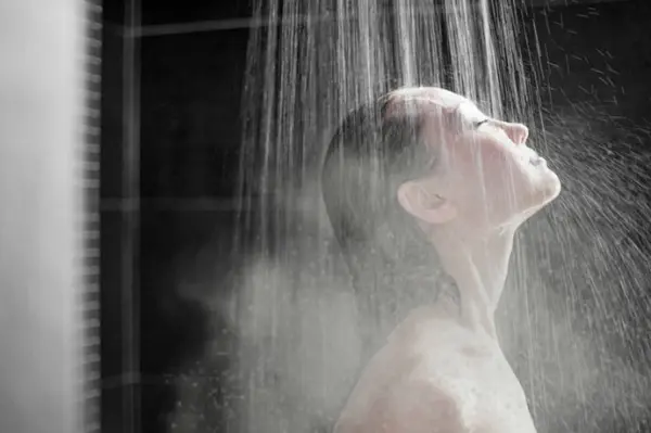 Ducharse con agua muy caliente contribuye con la resequedad cutánea.