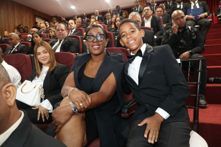 Hensel junto a su madre en la Asamblea Nacional. FOTO: Guillermo Burgos