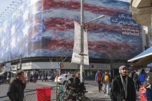 Mural en la plaza Enghelab de Teherán que muestra un portaaviones de Estados Unidos destruido, en un gesto de desafío ante Washington.