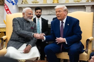 Fotografía de archivo del presidente de Estados Unidos, Donald Trump (d), junto al primer ministro de India, Narendra Modi (i).