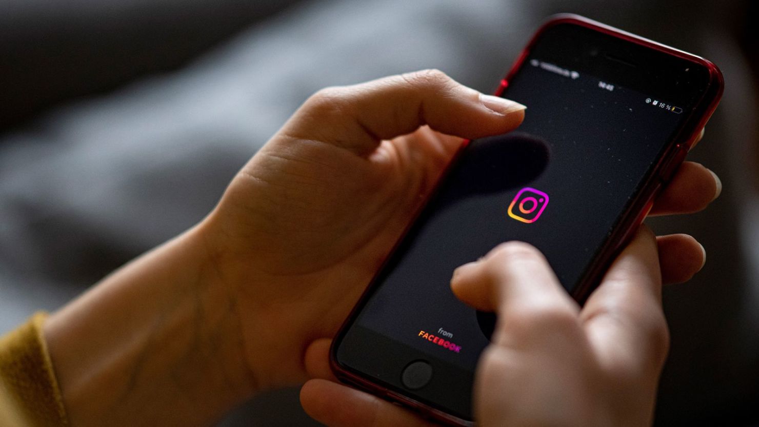 Instagram notificará a padres si sus hijos buscan contenido sobre suicidio o autolesiones