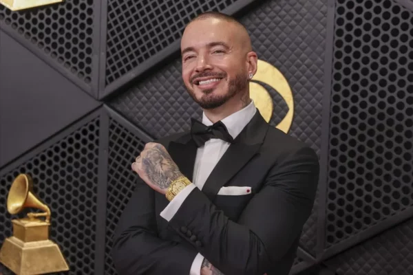 El cantante colombiano J Balvin posa en la alfombra roja de la 68º edición de los premios Grammy, este 1 de febrero de 2026, en Los Ángeles (EE.UU.).