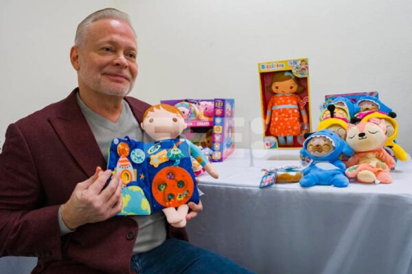 Una persona visita la Feria del Juguete 2026 este martes, en el Centro de Convenciones Jacob K. Javits, en Nueva York