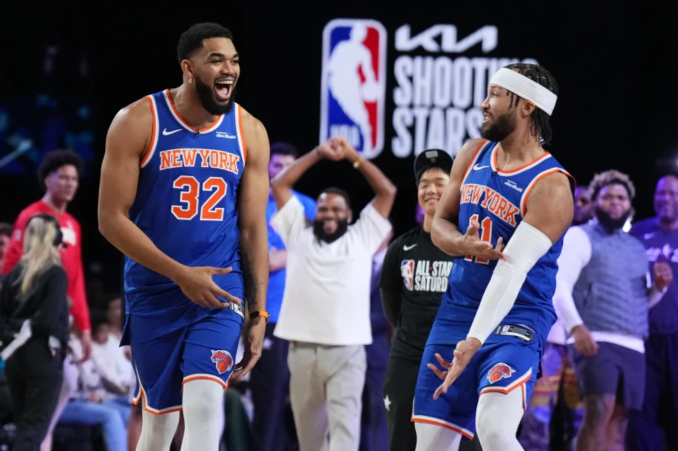 Karl Anthony Towns y su compañero Jalen Brunson celebran su triunfo