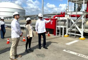 La embajadora Leah Francis Campo durante su visita al complejo energético AES Dominicana