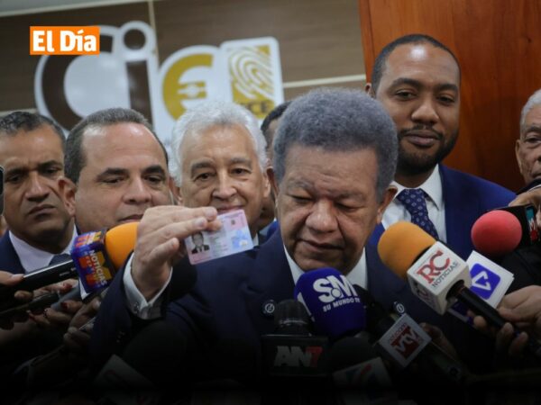 Leonel Fernández recibe la nueva cédula de identidad