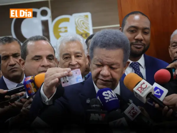 Leonel Fernández recibe la nueva cédula de identidad