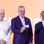Presidente Abinader recibe nueva licencia de conducir