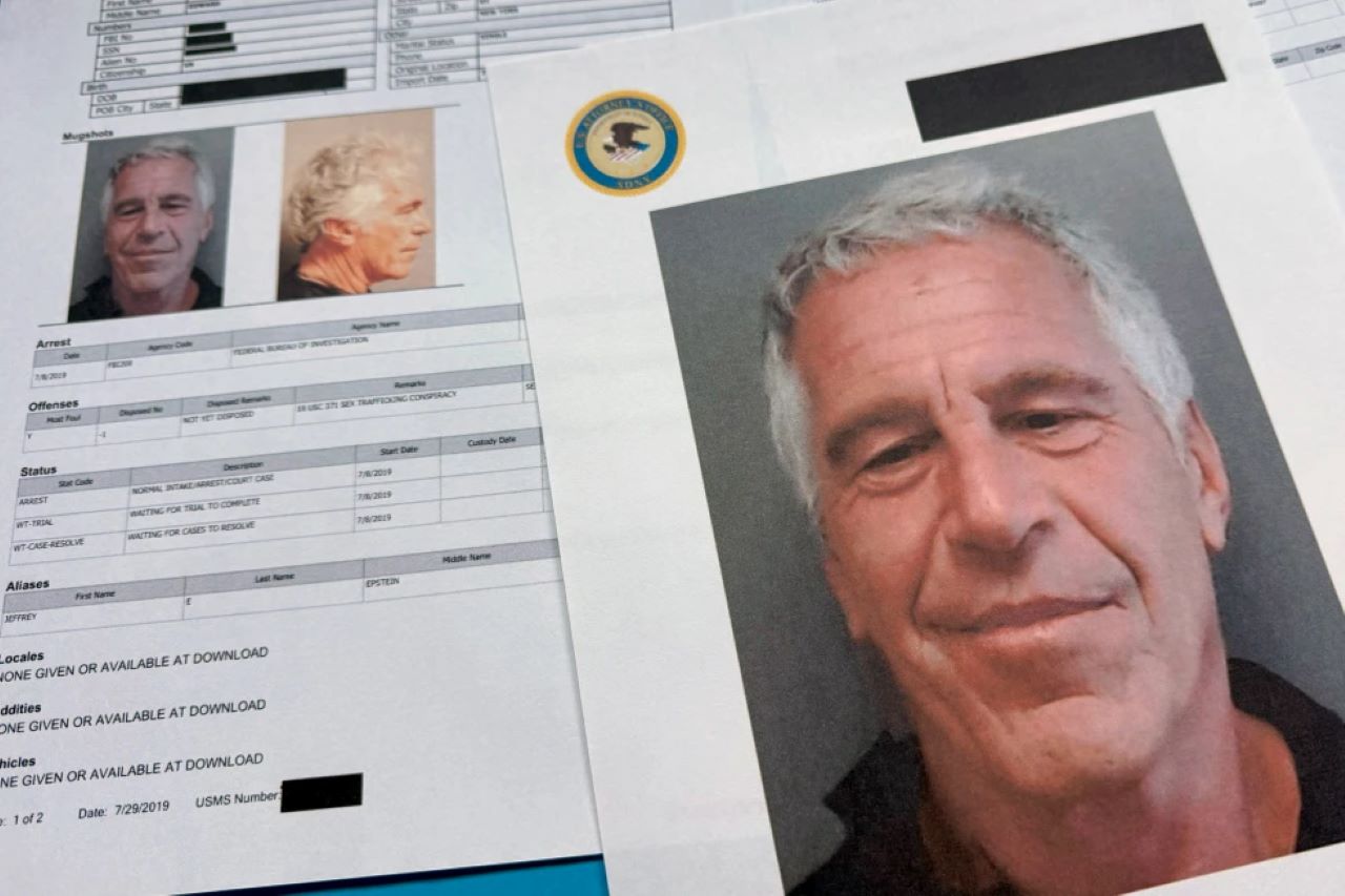 Epstein no dirigía una red de tráfico sexual para hombres poderosos, concluye en FBI