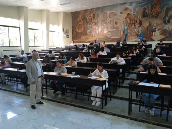 Médicos evaluándose en el Examen Nacional de Residencias