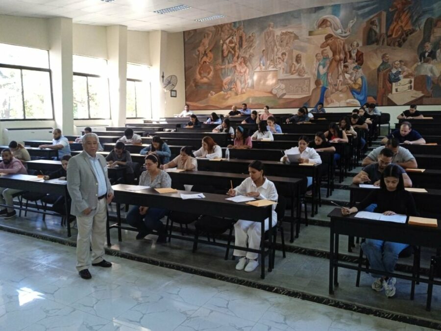 Médicos evaluándose en el Examen Nacional de Residencias