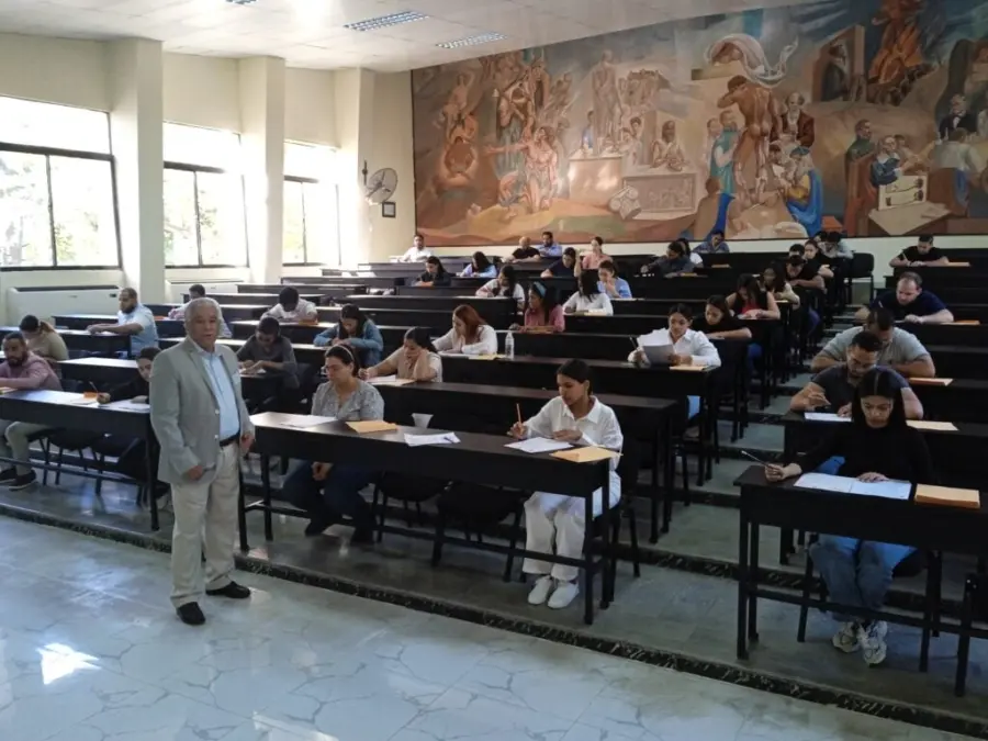 Médicos evaluándose en el Examen Nacional de Residencias