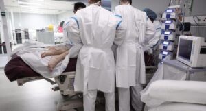 Médicos atienden a una mujer herida en New York.