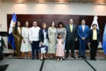 Ministro de Salud, Víctor Atallah junto autoridades del sector salud al concluir el acto por el Día Internacional del Cáncer Infantil.